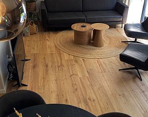 Interieur met houten vloer in Vakantiehuis in Geesbrug, Zuidoost Drenthe.