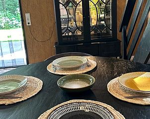 Gedetailleerde tafelsetting in Vakantiehuis in Geesbrug, Drenthe.