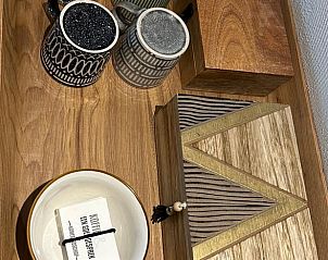 Decoratieve mokken in Vakantiehuis in Geesbrug, Drenthe.