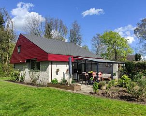 Buitenkant van Huisje in Geesbrug, vakantiehuis in Geesbrug, Zuidoost Drenthe, omgeven door natuur en heldere blauwe lucht.