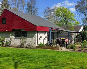 Zijaanzicht van Huisje in Geesbrug, vakantiehuis in Geesbrug, Zuidoost Drenthe, met ruime tuin en bomen rondom.