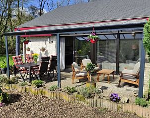 Terras van Huisje in Geesbrug, vakantiehuis in Geesbrug, Zuidoost Drenthe, met comfortabele stoelen en groene omgeving.