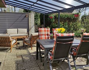 Overdekte zithoek buiten bij Huisje in Geesbrug, vakantiehuis in Geesbrug, Zuidoost Drenthe, met zonnige uitstraling.