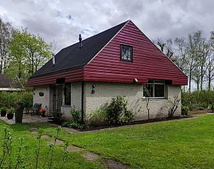 Achterkant van Huisje in Geesbrug, vakantiehuis in Geesbrug, Zuidoost Drenthe, met groene tuin en rustige omgeving.