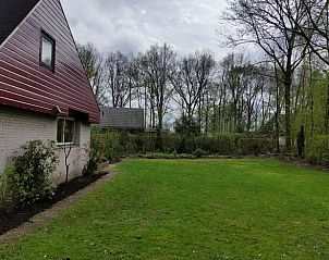 Uitgestrekte tuin bij Huisje in Geesbrug, vakantiehuis in Geesbrug, Zuidoost Drenthe, omgeven door bomen en natuur.