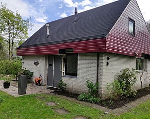 Ingang van Huisje in Geesbrug, vakantiehuis in Geesbrug, Zuidoost Drenthe, met verzorgde voortuin en toegangspad.