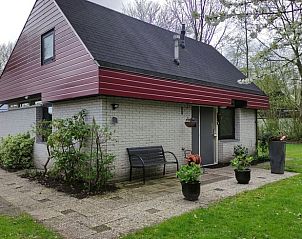 Voorkant van Huisje in Geesbrug, vakantiehuis in Geesbrug, Zuidoost Drenthe, met bankje en bloempotten voor de deur.