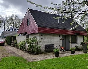 Entree van Huisje in Geesbrug, vakantiehuis in Geesbrug, Zuidoost Drenthe, met groene omgeving en bloesem aan de bomen.