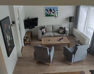 Gezellige woonkamer van Huisje in Geesbrug, vakantiehuis in Geesbrug, Zuidoost Drenthe, met comfortabele zitplaatsen.