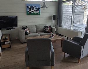 Binnenruimte van Huisje in Geesbrug, vakantiehuis in Geesbrug, Zuidoost Drenthe, met moderne inrichting en kunst aan de muur.