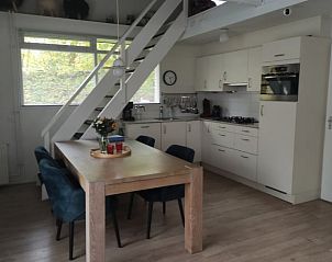 Eethoek en keuken in Huisje in Geesbrug, vakantiehuis in Geesbrug, Zuidoost Drenthe, met houten tafel en moderne keuken.