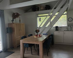 Ruime eetkamer van Huisje in Geesbrug, vakantiehuis in Geesbrug, Zuidoost Drenthe, met grote tafel en veel natuurlijk licht.