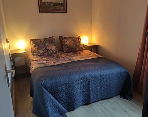 Slaapkamer in Huisje in Geesbrug, vakantiehuis in Geesbrug, Zuidoost Drenthe, met tweepersoonsbed en sfeervolle verlichting.