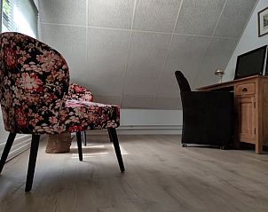 Zitruimte op de bovenverdieping van Huisje in Geesbrug, vakantiehuis in Geesbrug, Zuidoost Drenthe, met bureaumeubel.