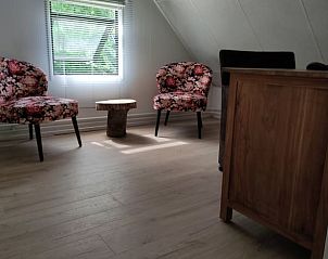 Bovenverdieping van Huisje in Geesbrug, vakantiehuis in Geesbrug, Zuidoost Drenthe, met comfortabele stoelen en tafel.