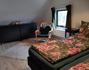 Grote slaapkamer van Huisje in Geesbrug, vakantiehuis in Geesbrug, Zuidoost Drenthe, met comfortabele bedden en uitzicht.