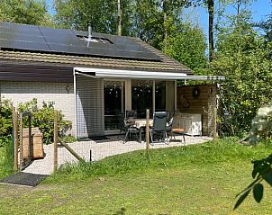 Zonnig terras bij Huisje in Geesbrug, vakantieaccommodatie in Zuidoost Drenthe.