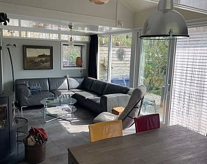 Moderne woonkamer in Huisje in Geesbrug, vakantiehuis in Drenthe met comfortabele zithoek.
