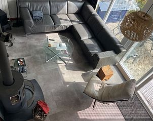 Gezellige zithoek met houtkachel in Huisje in Geesbrug, vakantiewoning in Geesbrug, Drenthe.