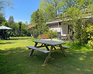 Picknicktafel in de tuin van Huisje in Geesbrug, vakantieaccommodatie in het groene Drenthe.