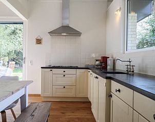 Stijlvolle keuken in Vakantiehuisje in Geesbrug, Drenthe met houten accenten.