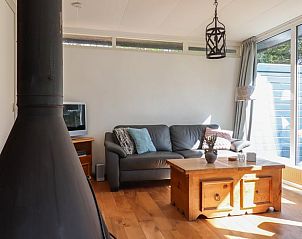 Comfortabele woonkamer met veel licht in Vakantiehuisje in Geesbrug, Drenthe.