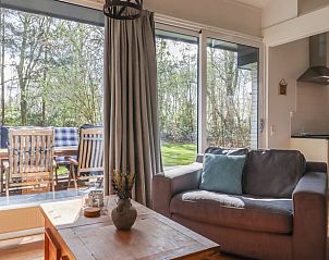 Uitzicht vanuit de woonkamer op het terras van Vakantiehuisje in Geesbrug, Drenthe.