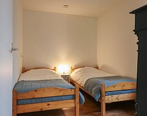 Slaapkamer met twee eenpersoonsbedden in Vakantiehuisje in Geesbrug, Drenthe.