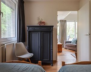 Slaapkamer met antieke kast in Vakantiehuisje in Geesbrug, Drenthe.