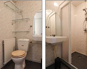 Badkamer met douche en toilet in Vakantiehuisje in Geesbrug, Drenthe.