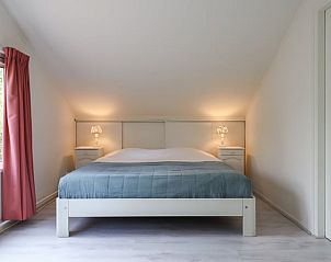 Ruime slaapkamer met tweepersoonsbed op zolder van Vakantiehuisje in Geesbrug, Drenthe.