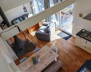 Bovenaanzicht van woonkamer en keuken in Vakantiehuisje in Geesbrug, Drenthe.