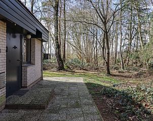 Ingang van Vakantiehuisje in Geesbrug, Drenthe omgeven door bos.