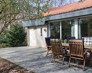 Terras aan de achterzijde van Vakantiehuisje in Geesbrug, Drenthe met tuinmeubilair.