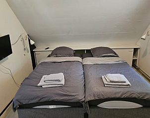 Ruime slaapkamer in Vakantiehuis Geesbrug, Zuidoost Drenthe met twee bedden en moderne voorzieningen.