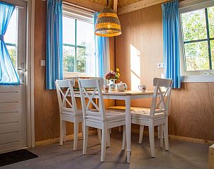 Gezellige eetruimte in Vakantiehuisje in Coevorden met landelijke inrichting in Drenthe.