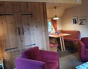 Gemtliches Interieur des Ferienhauses in Stieltjeskanaal, Drenthe, mit gemtlicher Sitzecke und Holzinterieur fr einen entspannten Aufenthalt.