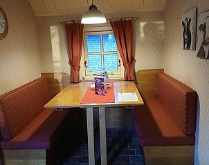 Gemtliche Essecke im Ferienhaus in Stieltjeskanaal, Sd-Ost Drenthe. Genieen Sie einen gemtlichen Innenraum in diesem charmanten Ferienhaus.