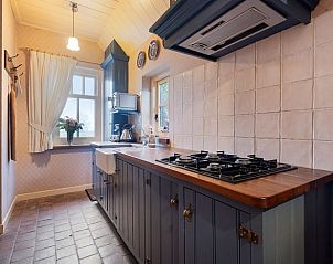 Gemtliche Kche im Ferienhaus in Stieltjeskanaal, Drenthe, mit lndlichem Charme und moderner Ausstattung fr einen komfortablen Aufenthalt.