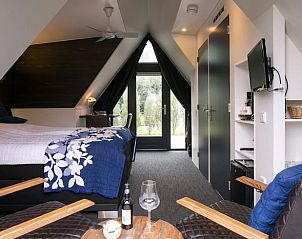 Gemtlicher Innenbereich des Ferienhauses in Stieltjeskanaal, Sdost-Drenthe, mit komfortabler Sitzecke und modernen Annehmlichkeiten.