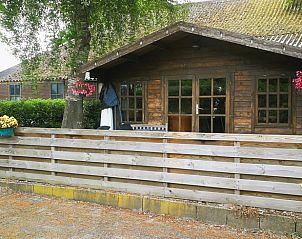 Charmantes Ferienhaus in Stieltjeskanaal mit Holzveranda, ideal gelegen in der Natur von Sd-Ost-Drenthe, Drenthe.