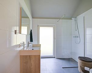 Ruime badkamer in Huisje in Benneveld, Zuidoost Drenthe, met inloopdouche en natuurlijk licht.