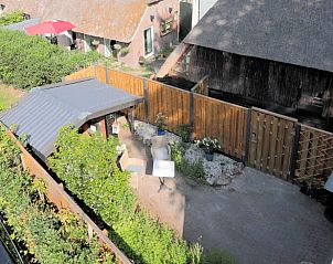 Luchtfoto van de binnenplaats van Vakantiehuis in Benneveld, Drenthe, met comfortabele zitplaatsen.