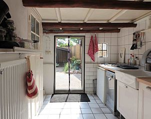 Lichte keuken van Vakantiehuis in Benneveld, Zuidoost Drenthe, met toegang tot zonnige tuin.