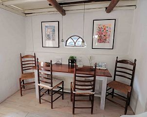 Eethoek in Vakantiehuis in Benneveld, Drenthe, met houten tafel en stoelen voor gezellige maaltijden.