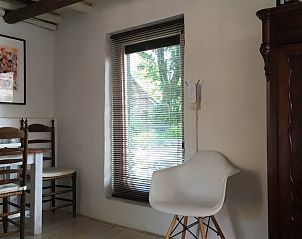 Gezellige zithoek in Vakantiehuis in Benneveld, Zuidoost Drenthe, met grote ramen en natuurlijke lichtinval.