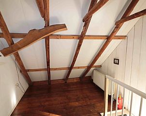 Open ruimte op bovenverdieping van Vakantiehuis in Benneveld, Drenthe, met houten vloer en balken.