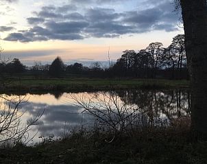 Rustgevend meer bij Vakantiehuis in Benneveld, Zuidoost Drenthe, omgeven door weelderige natuur.