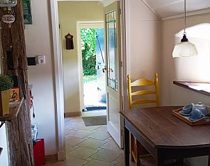 Knusse eethoek in Huisje in Benneveld, vakantieverblijf in Drenthe met uitzicht op de tuin.