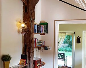 Gezellige leeshoek in Huisje in Benneveld, vakantiehuis in Zuidoost Drenthe met boekenplanken.